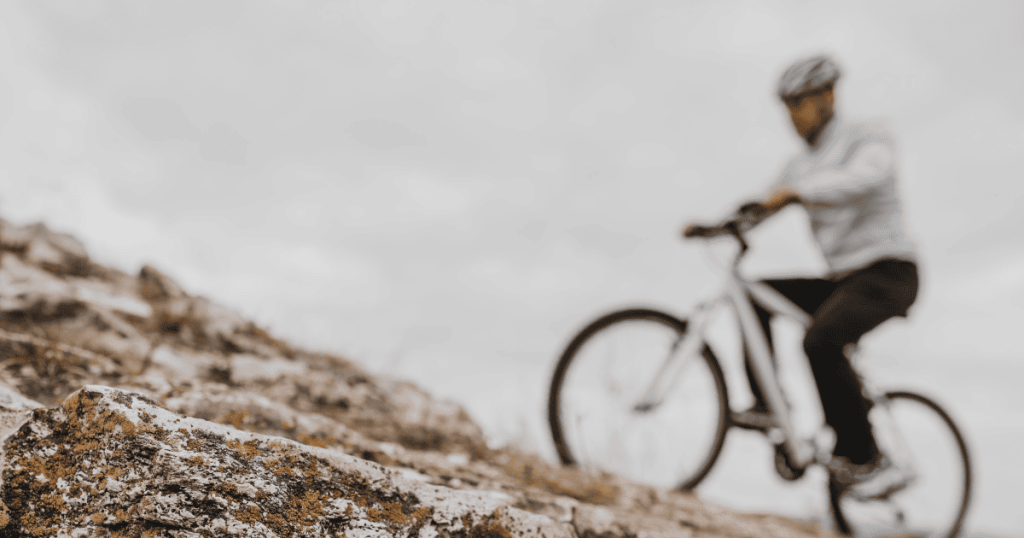 ¿Qué hace a las bicicletas de montaña ideales para terrenos difíciles?